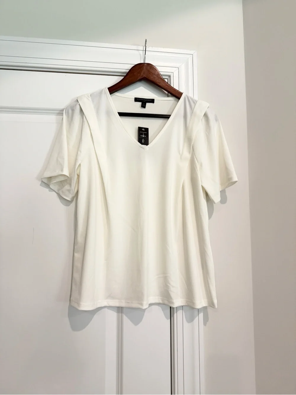 NWT Banana Republic Cream V-Neck Puff Sleeve Blouse